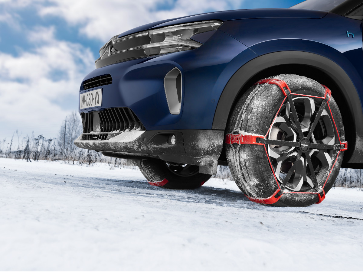 Citroën-Fahrzeug mit Schneeketten auf verschneiter Straße im Wintereinsatz