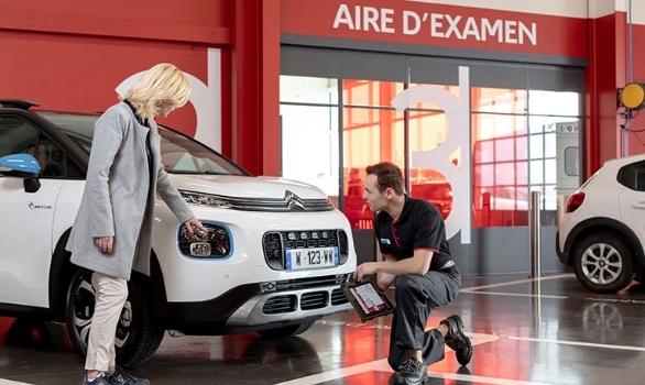 undin und Citroën-Techniker bei der Fahrzeugdiagnose in der Werkstattzone